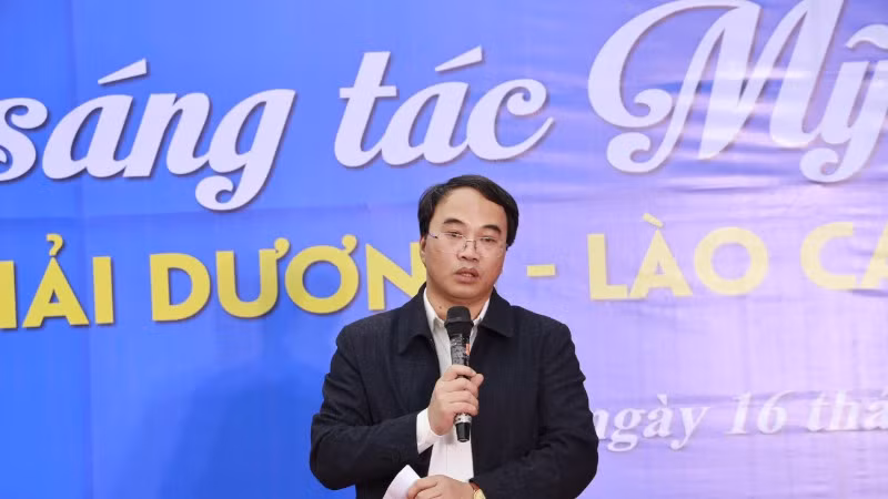 Đồng chí Nguyễn Thành Long, Phó Chủ tịch phụ trách Hội Văn học-Nghệ thuật Lào Cai phát biểu tại lễ khai mạc.