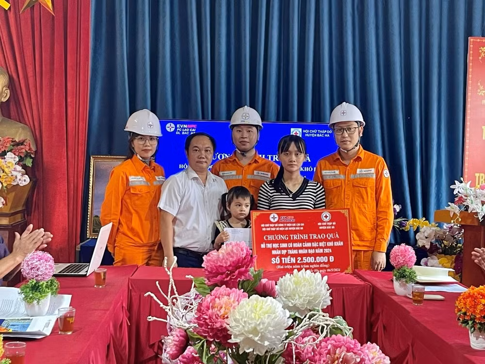 Trao quà cho các em học sinh của trường mầm non Tả Chài, huyện Bắc Hà (Lào Cai). 
