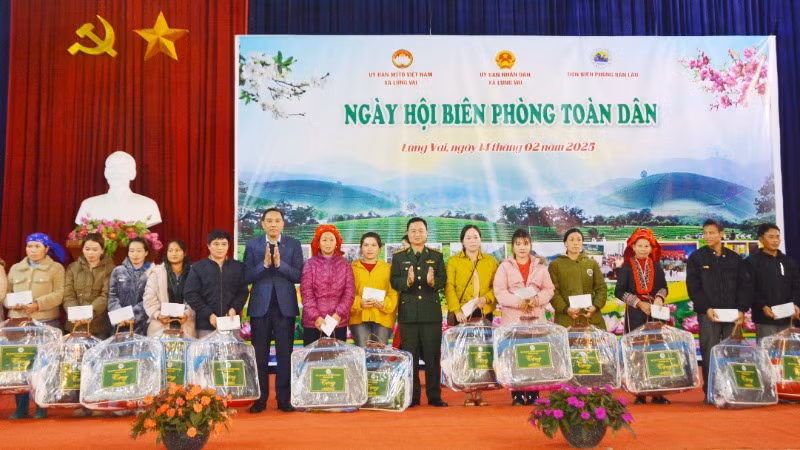 Phó Bí thư Tỉnh ủy Lào Cai Hoàng Giang và lãnh đạo Bộ Chỉ huy Bộ đội Biên phòng Lào Cai tặng quà cho các hộ dân ở Lùng Vai.