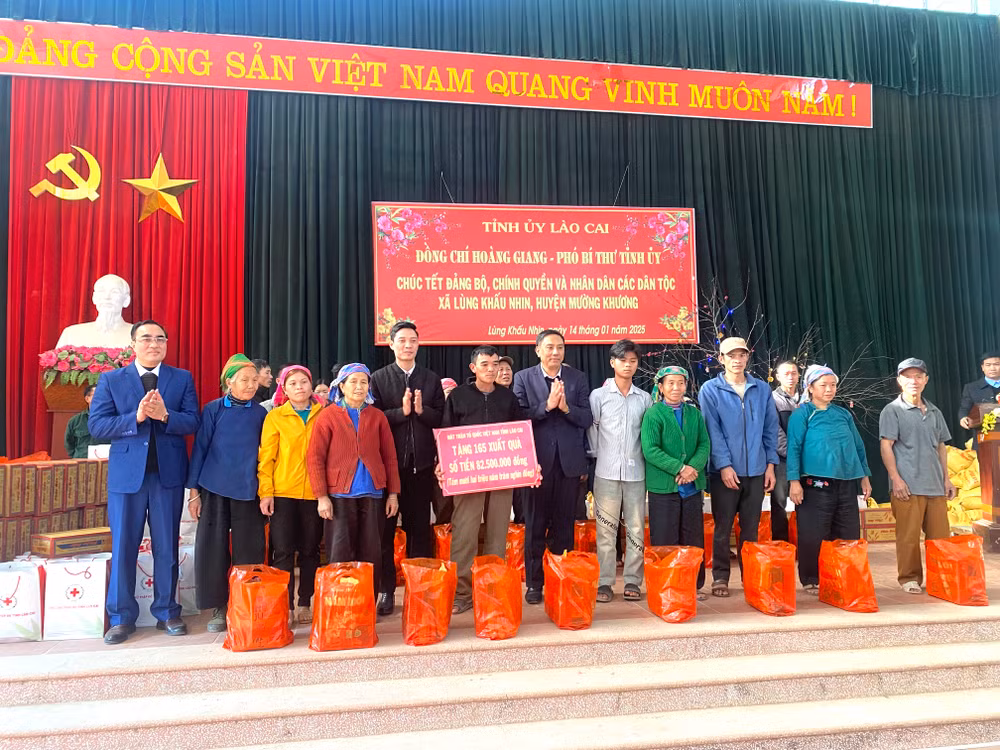Đoàn công tác tặng quà Tết cho bà con nhân dân xã Lùng Khấu Nhin chiều 14/1.