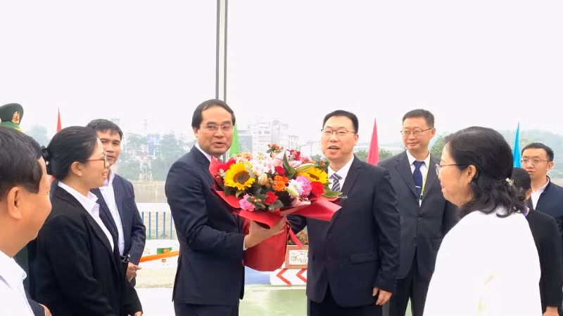 Đoàn đại biểu tỉnh Lào Cai do đồng chí Trịnh Xuân Trường, Chủ tịch Ủy ban nhân dân Lào Cai dẫn đầu thăm hội chợ sáng 26/11.