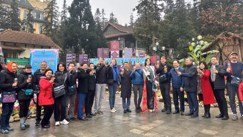 Lãnh đạo Ủy ban nhân dân thị xã Sa Pa và Hiệp hội Du lịch Lào Cai đón những du khách đầu tiên năm 2025.