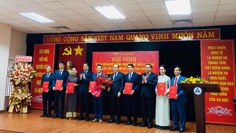 Thường trực Tỉnh ủy Lào Cai trao quyết định và chúc mừng Ban Biên tập Báo Lào Cai.