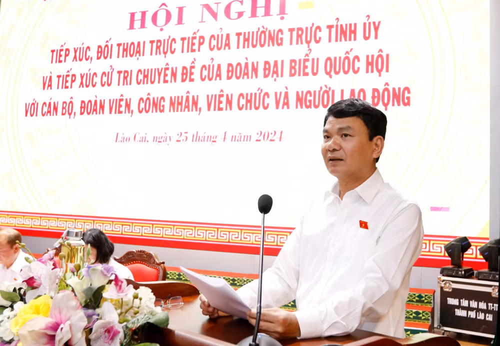 Đồng chí Đặng Xuân Phong, Bí thư Tỉnh ủy, Trưởng Đoàn đại biểu Quốc hội tỉnh Lào Cai phát biểu tại hội nghị ngày 25/4.