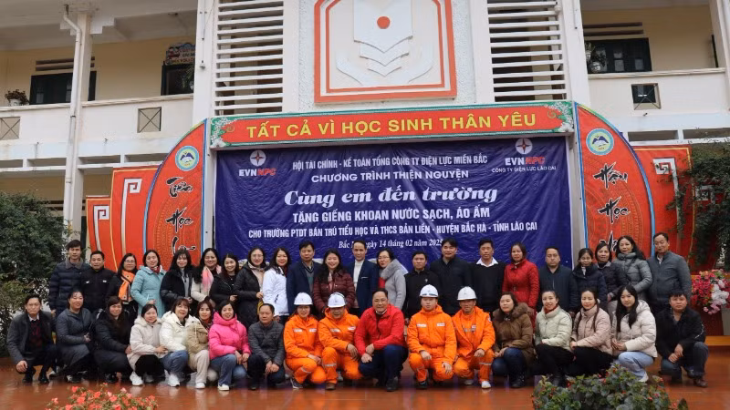 Đoàn công tác trao áo ấm và các phần quà cho Trường Phổ thông dân tộc bán trú tiểu học và trung học cơ sở Bản Liền.