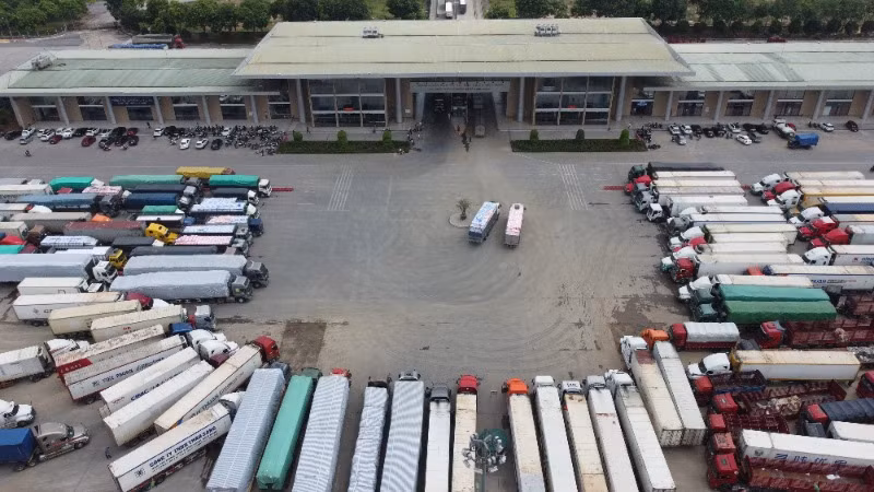 Hoạt động xuất nhập khẩu qua biên giới Lào Cai giảm. Hoạt động xuất nhập khẩu qua biên giới Lào Cai giảm.