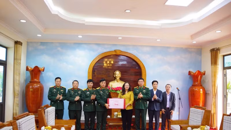 Đồng chí Giàng Thị Dung, Phó Chủ tịch Ủy ban nhân dân tỉnh Lào Cai tặng quà cho cán bộ, chiến sĩ Sư đoàn 316.