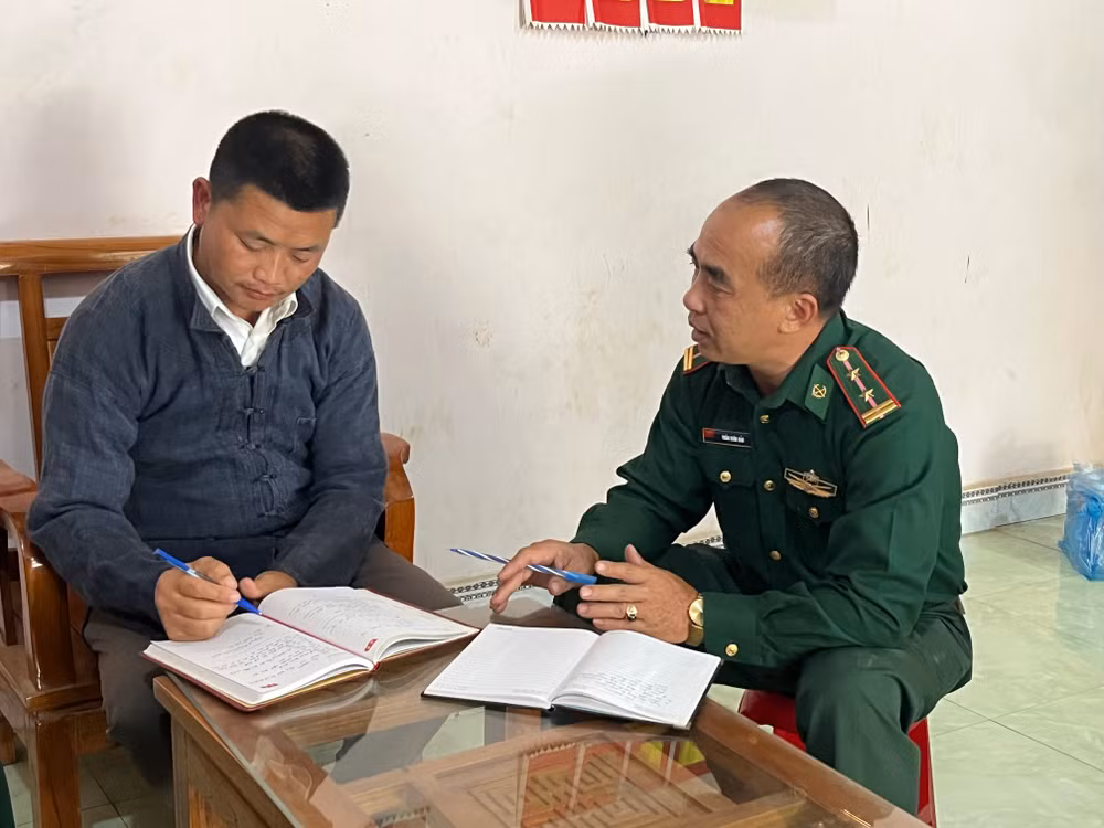 Cán bộ Đồn Biên phòng A Mú Sung tham gia sinh hoạt Đảng tại chi bộ thôn Lũng Pô, xã A Mú Sung.