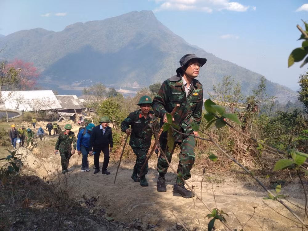 Lãnh đạo địa phương và các lực lượng trực tiếp vào hiện trường vụ cháy rừng.