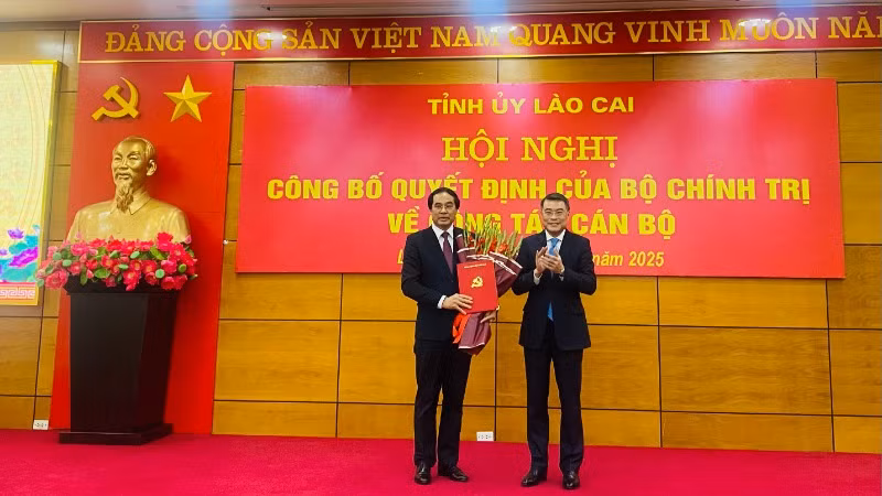 Trưởng Ban Tổ chức Trung ương Lê Minh Hưng trao Quyết định chuẩn y chức danh Bí thư Lào Cai cho đồng chí Trịnh Xuân Trường. Trưởng Ban Tổ chức Trung ương Lê Minh Hưng trao Quyết định chuẩn y chức danh Bí thư Lào Cai cho đồng chí Trịnh Xuân Trường.
