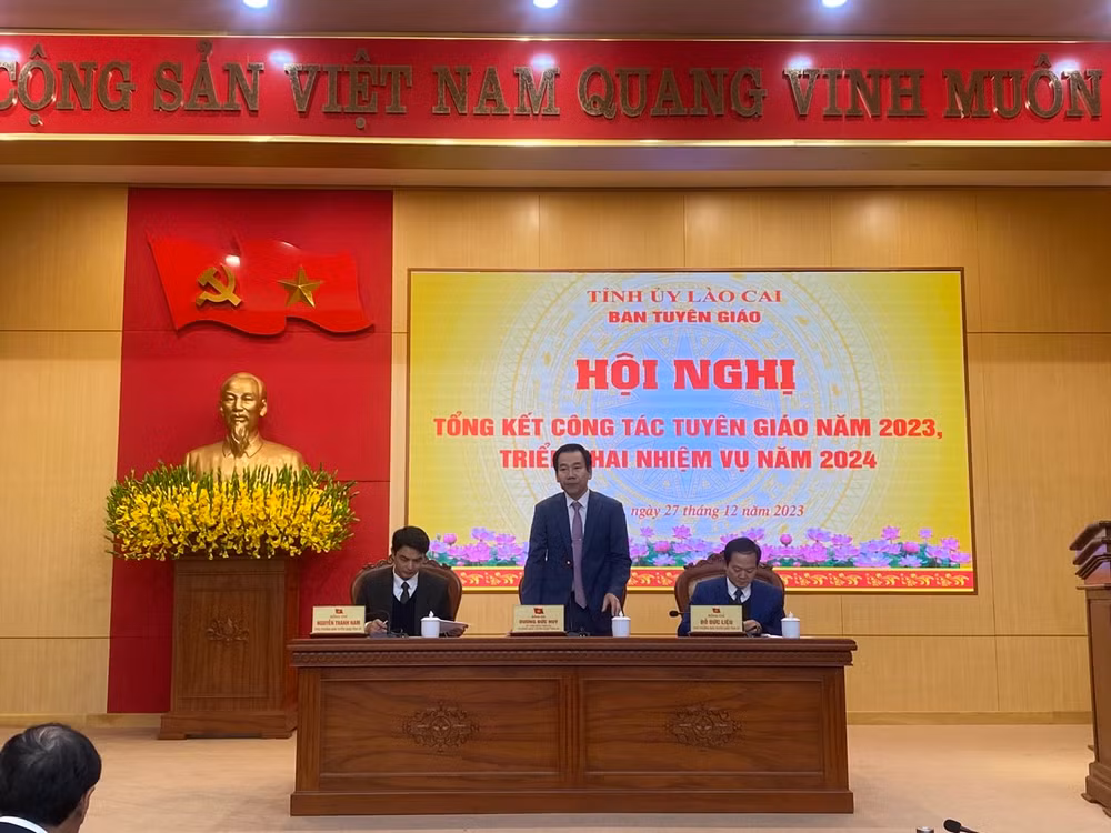Đồng chí Dương Đức Huy, Trưởng ban Tuyên Giáo Lào Cai phát biểu tại hội nghị.