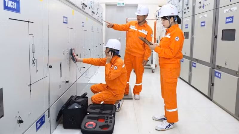Công nhân Xí nghiệp lưới điện cao thế đang đo phóng điện cục bộ tại TBA 110kV Lào Cai.
