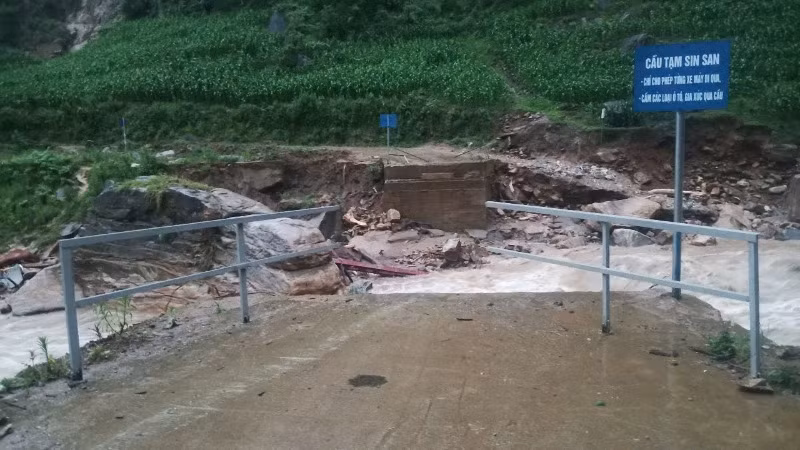 Cầu tạm Sim San, xã Y Tý, huyện Bát Xát đã bị mưa lũ cuốn trôi.