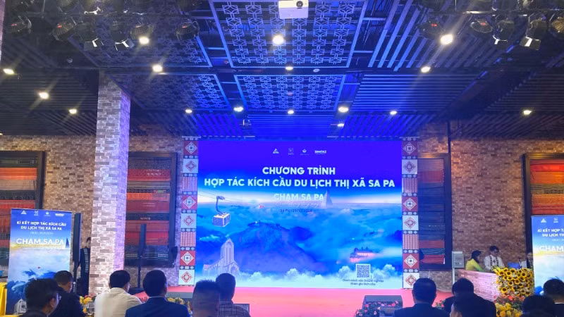 Quang cảnh hội nghị ngày 29/10 tại thị xã Sa Pa.
