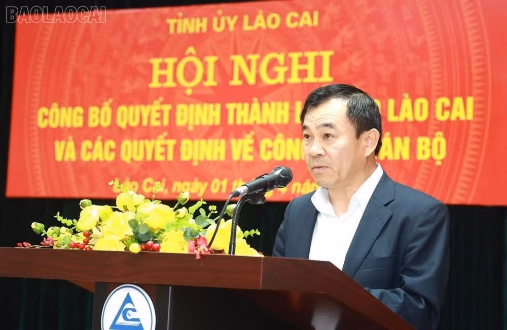 Đồng chí Phạm Toàn Thắng, Trưởng Ban tổ chức Tỉnh ủy Lào Cai công bố các quyết định.
