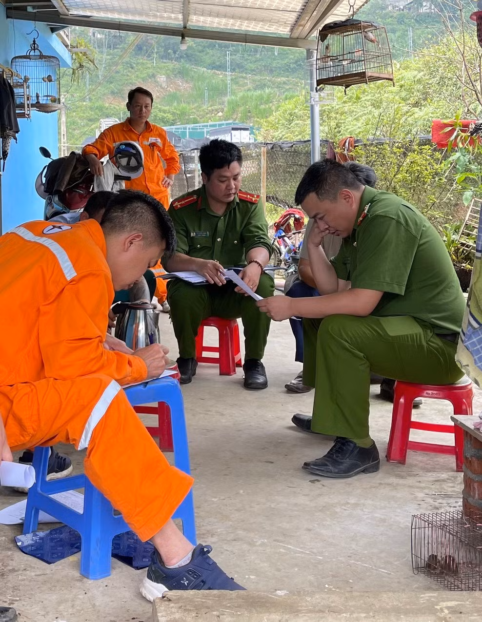 Điện lực Sa Pa làm việc với công an xã Ngũ Chỉ Sơn, Sa Pa (Lào Cai) tại hiện trường. Điện lực Sa Pa làm việc với công an xã Ngũ Chỉ Sơn, Sa Pa (Lào Cai) tại hiện trường.