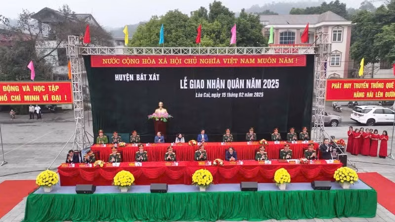 Toàn cảnh lễ giao quân sáng 15/2 tại huyện Bát Xát (Lào Cai).