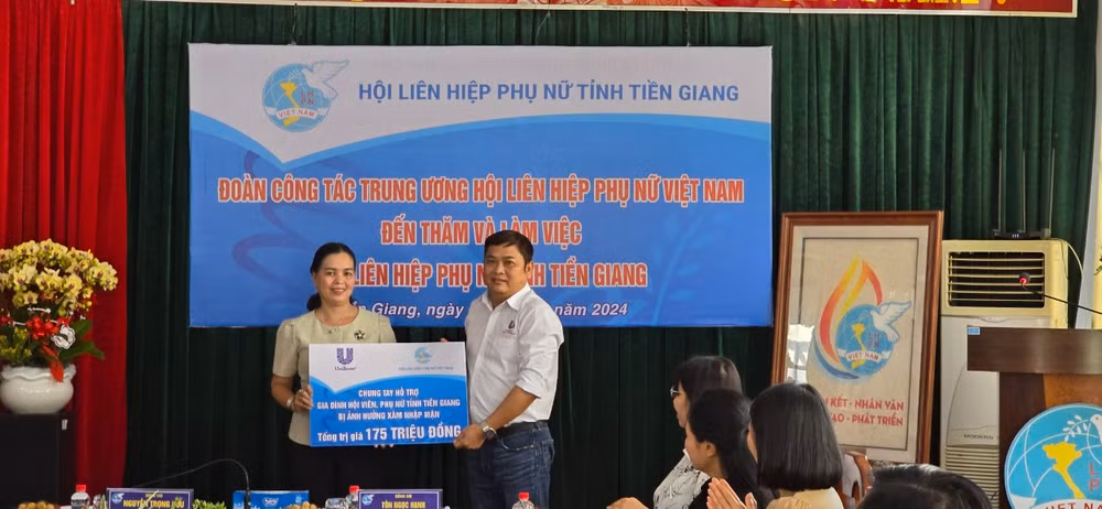 Unilever Việt Nam phối hợp Hội Liên Hiệp Phụ Nữ Tiền Giang chung tay hỗ trợ những gia đình ảnh hưởng xâm nhập mặn tại địa phương. Ảnh: Unilever Unilever Việt Nam phối hợp Hội Liên Hiệp Phụ Nữ Tiền Giang chung tay hỗ trợ những gia đình ảnh hưởng xâm nhập mặn tại địa phương. Ảnh: Unilever