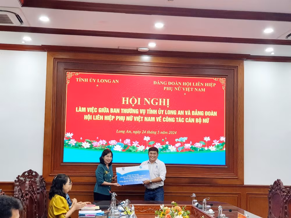 Đại diện Unilver trao quà cho bà con vùng hạn mặn tại Long An: Ảnh: Unilever Đại diện Unilver trao quà cho bà con vùng hạn mặn tại Long An: Ảnh: Unilever