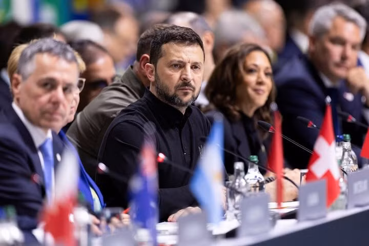 Phó Tổng thống Hoa Kỳ Kamala Harris, Tổng thống Ukraine Volodymyr Zelenskyy, Ủy viên Hội đồng Liên bang Thụy Sĩ Ignazio Cassis và Thủ tướng Áo Karl Nehammer trong phiên khai mạc, Hội nghị thượng đỉnh về hòa bình cho Ukraine ngày 15/6. Ảnh: Reuters