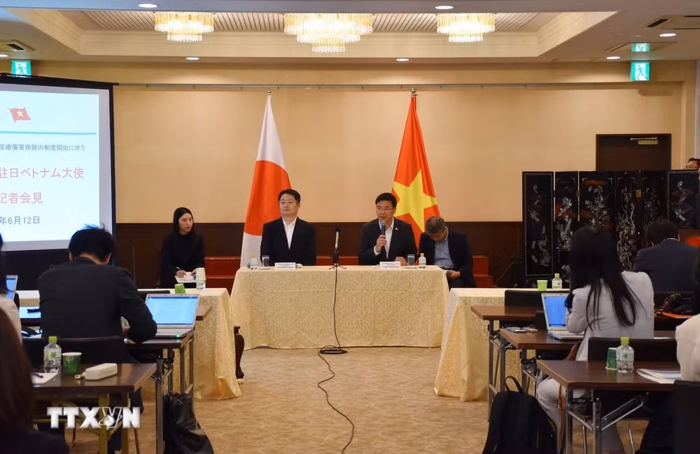 Đại sứ Việt Nam tại Nhật Bản Phạm Quang Hiệu và Thống đốc tỉnh Yamanashi, ông Nagasaki Kotaro, đồng chủ trì cuộc họp báo chung. Ảnh: Xuân Giao/TTXVN