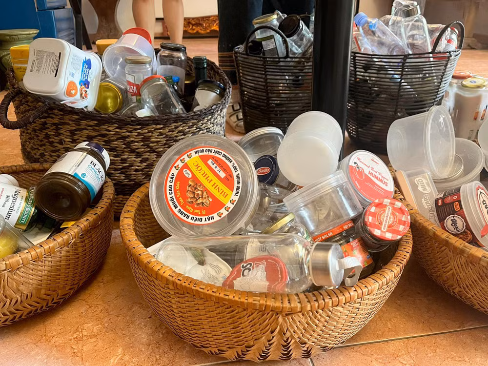 Chai, lọ đã qua sử dụng được cửa hàng nhận quyên góp từ chính các khách hàng. Sau khi vệ sinh kỹ càng, phân loại theo kích thước, chất liệu, chức năng,...chúng sẽ được xếp ngay ngắn ngay dưới quầy hàng tạo sự tiện lợi cho khách đến mua.