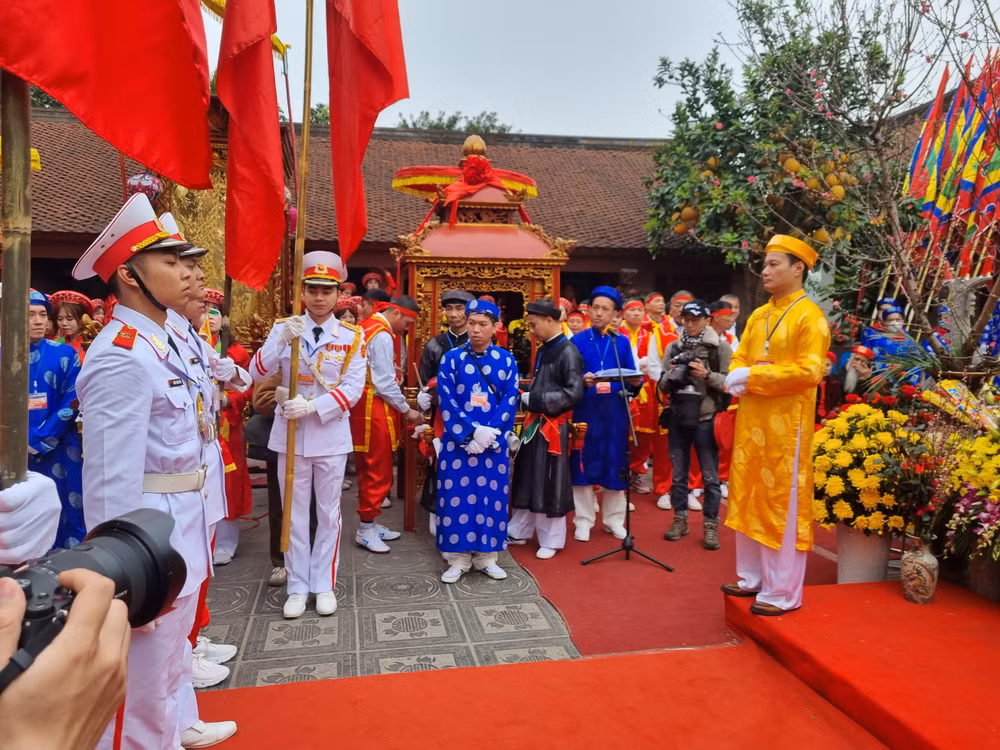 Đức Thánh Uy Đô Đại Vương Trần Linh Lang (Uy Linh Lang) giáng kiệu. (Ảnh: DIỆP VÂN)