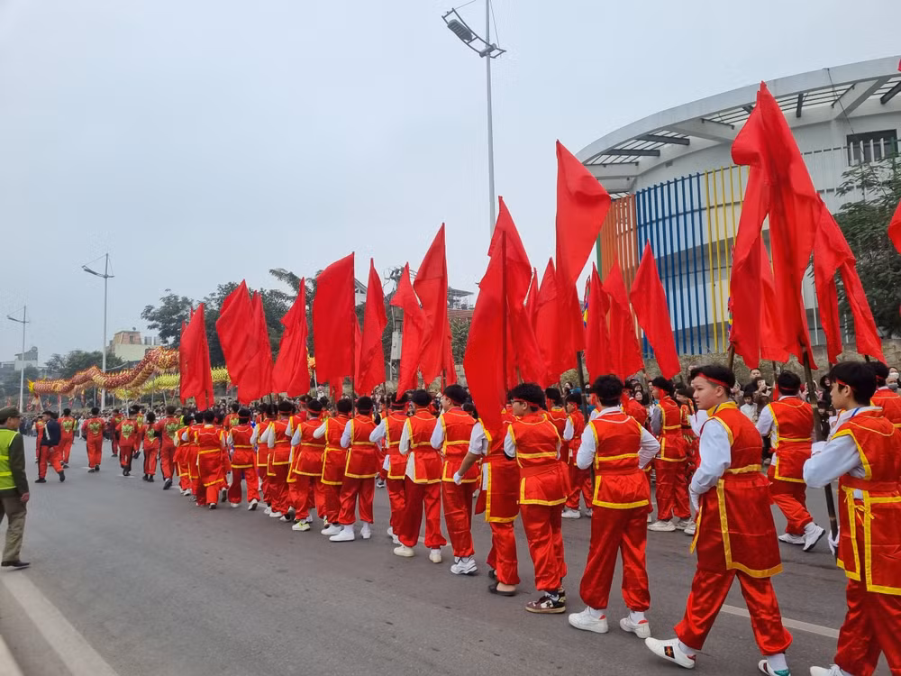 Đội cờ hồng tại Lễ hội Đình Nhật Tân. (Ảnh: DIỆP VÂN)