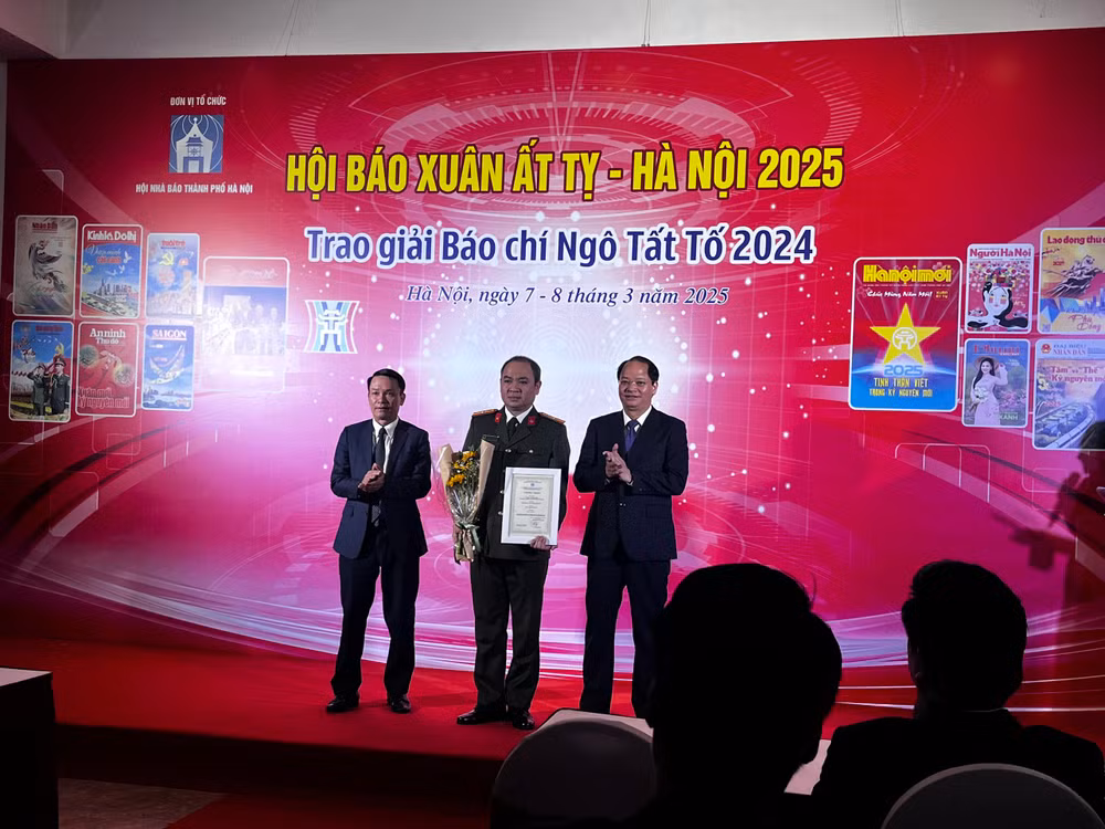 Lãnh đạo Trung ương Hội Nhà báo Việt Nam và Thành ủy Hà Nội trao giải Đặc biệt-Giải báo chí Ngô Tất Tố thành phố Hà Nội năm 2024. (Ảnh: DIỆU THƯƠNG) Lãnh đạo Trung ương Hội Nhà báo Việt Nam và Thành ủy Hà Nội trao giải Đặc biệt-Giải báo chí Ngô Tất Tố thành phố Hà Nội năm 2024. (Ảnh: DIỆU THƯƠNG)