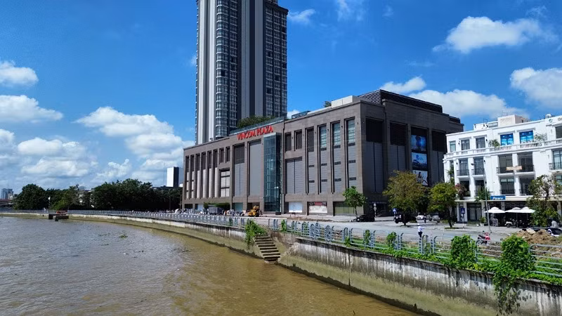 Một đoạn kè sông Cần Thơ trong tổng số 6,1km kè dọc tuyến sông này để bảo vệ vùng lõi trung tâm quận Ninh Kiều khỏi nguy cơ ngập úng.