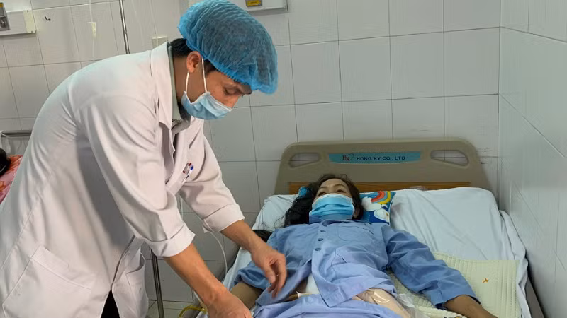 Nữ bệnh nhân V.T.P được cứu sống sau 5 giờ phẫu thuật của 3 ê-kíp.