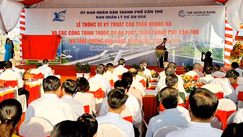 Quang cảnh lễ thông xe cầu Trần Hoàng Na.