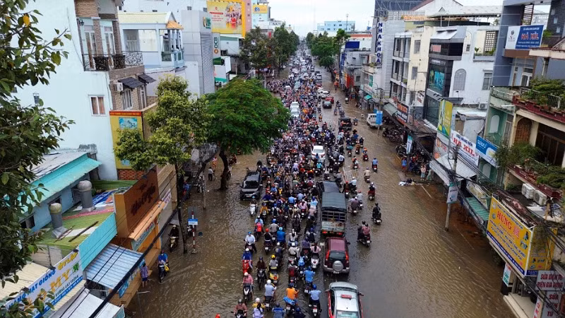 Tuyến đường Trần Hưng Đạo, nội ô thành phố Cần Thơ ngập sâu sáng nay, 30/10.
