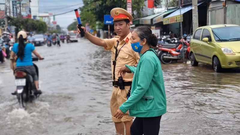 Vào thời điểm ngập sâu, Công an thành phố Cần Thơ bố trí lực lượng túc trực, hỗ trợ người dân và phương tiện lưu thông an toàn.