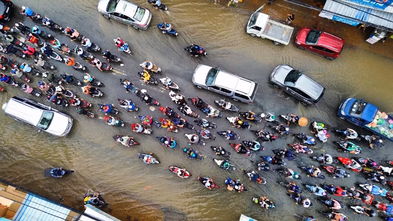 Có nhiều nguyên nhân gây ngập lụt nội thành phố Cần Thơ, trong đó có triều Biển Đông, địa hình thấp và do đô thị hóa làm giảm khả năng tiêu thoát nước.