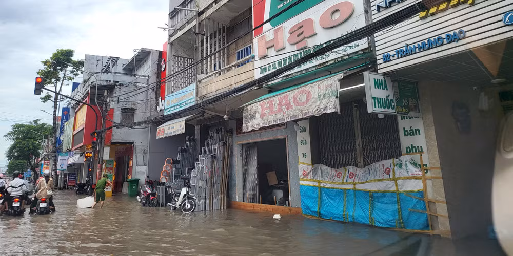 Nước ngập sâu, người dân dùng ván gỗ, bạt ni-lông chắn ngang cửa không cho nước vào nhà. Nước ngập sâu, người dân dùng ván gỗ, bạt ni-lông chắn ngang cửa không cho nước vào nhà.