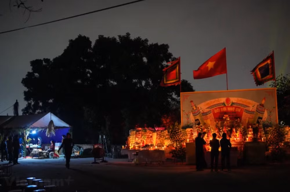 Chợ bắt đầu họp vào lúc chập choạng tối trên một bãi đất trống, cạnh một ngôi miếu có tiếng linh thiêng trong vùng.