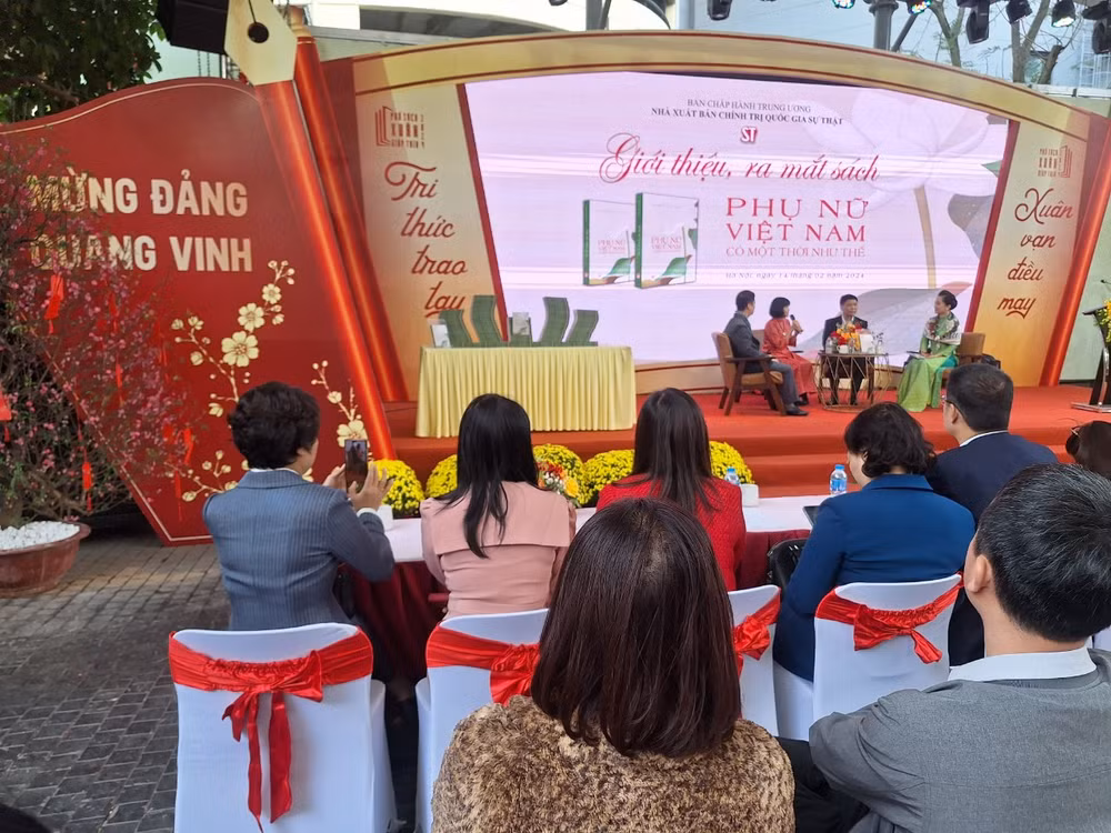 Quang cảnh giới thiệu, ra mắt sách Phụ nữ Việt Nam có một thời như thế