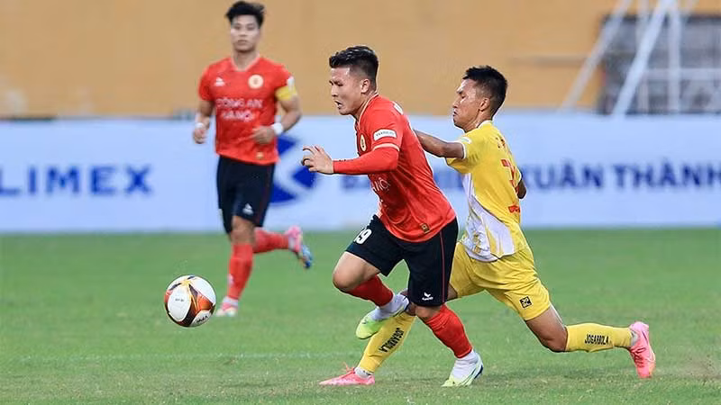 Quang Hải (áo đỏ) vẫn là nhân tố được trông chờ của Công an Hà Nội trong mùa giải V.League 1- 2023/2024. (Ảnh VFF)