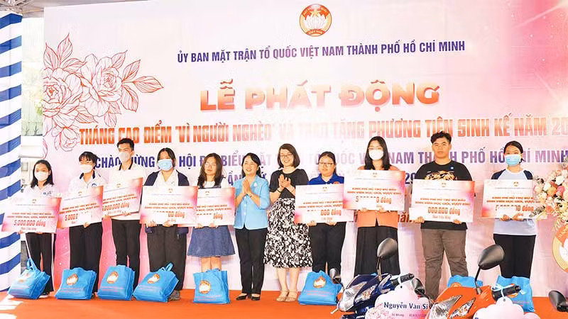 Trao quà tặng sinh viên vượt khó học giỏi tại Lễ phát động Tháng cao điểm “Vì người nghèo” 2023.