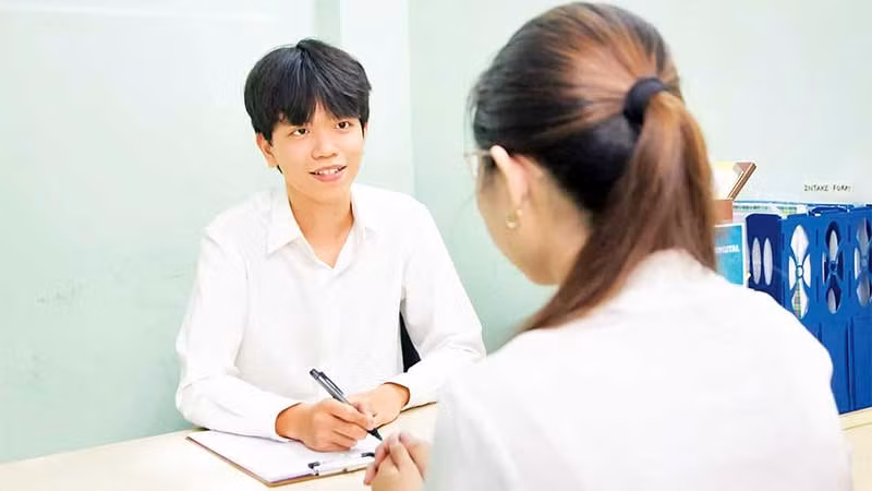 Học sinh một trường trung học cơ sở ở Quận 3 được tư vấn tâm lý.