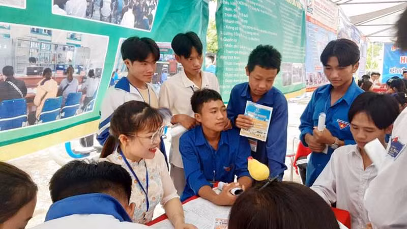 Người lao động tại huyện Nậm Pồ tìm hiểu thông tin xuất khẩu lao động, việc làm.