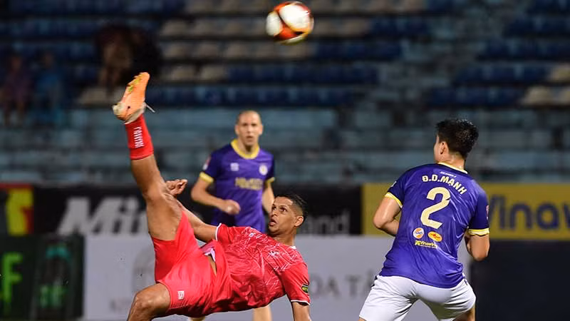 Cầu thủ Lucao do Break (áo đỏ) ghi 3 bàn thắng cho Hải Phòng. (Ảnh TRẦN HẢI)