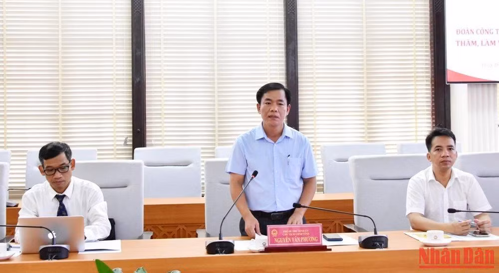 Chủ tịch Ủy ban nhân dân tỉnh Nguyễn Văn Phương báo cáo tổng quát tình hình kinh tế-xã hội, quốc phòng an ninh, đối ngoại của địa phương.