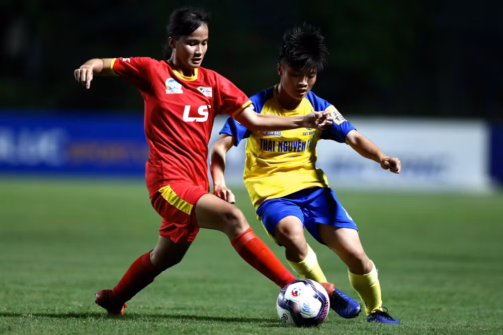 TP Hồ Chí Minh II (áo đỏ) nỗ lực phòng ngự. (Ảnh: VFF) TP Hồ Chí Minh II (áo đỏ) nỗ lực phòng ngự. (Ảnh: VFF)