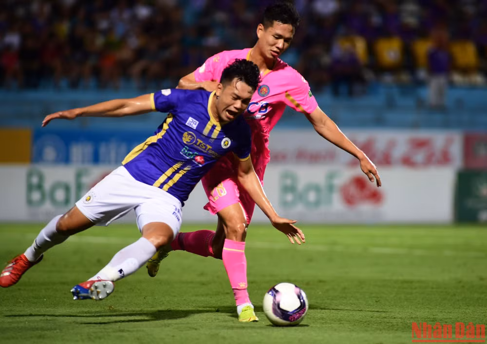 Trung vệ Thành Chung phòng ngự chặt chẽ.