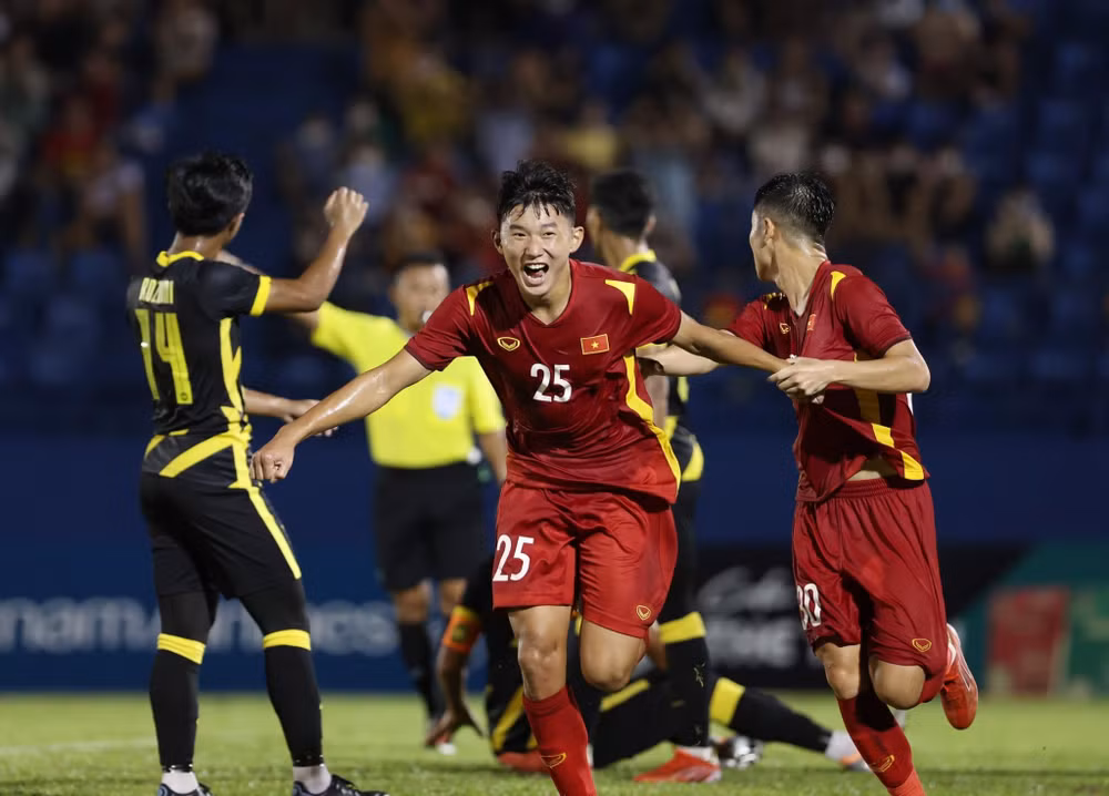 Đức Anh san bằng tỷ số cho U19 Việt Nam. Đức Anh san bằng tỷ số cho U19 Việt Nam.