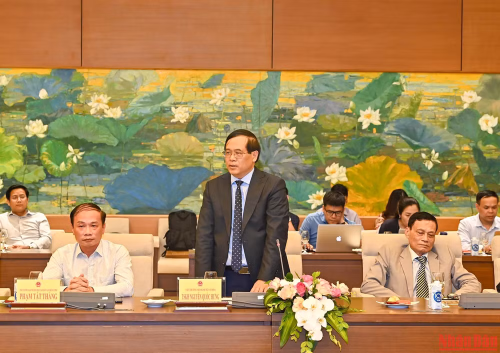 Viện trưởng Viện Kinh tế, Văn hóa Nguyễn Quốc Hưng báo cáo tại buổi tiếp. Viện trưởng Viện Kinh tế, Văn hóa Nguyễn Quốc Hưng báo cáo tại buổi tiếp.