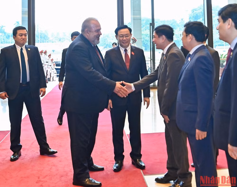 Chủ tịch Quốc hội Vương Đình Huệ giới thiệu với Thủ tướng nước Cộng hòa Cuba Manuel Marrero Cruz thành viên Đoàn Việt Nam. (Ảnh: Duy Linh) Chủ tịch Quốc hội Vương Đình Huệ giới thiệu với Thủ tướng nước Cộng hòa Cuba Manuel Marrero Cruz thành viên Đoàn Việt Nam. (Ảnh: Duy Linh)