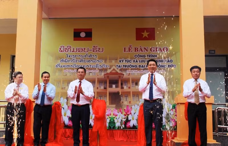 Các đại biểu thực hiện nghi thức bàn giao công trình Nhà ký túc xá sinh viên Lào.
